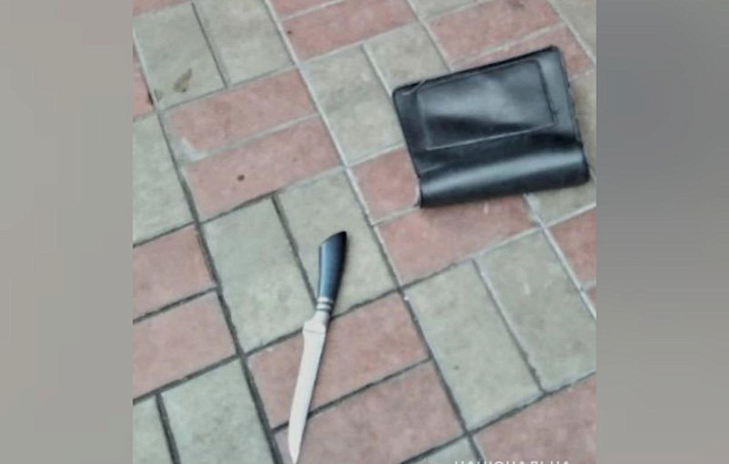 Погрожуючи ножем, відібрав у дівчини гаманець: у Кам’янському затримали 41-річного чоловіка