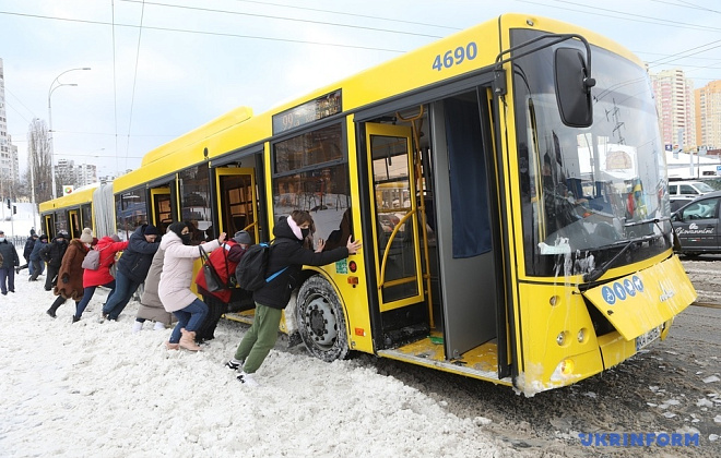 В Киеве пассажиры сами толкали автобус, чтобы успеть доехать на работу (ФОТО)