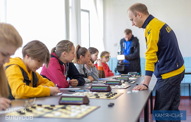 Сеанс одновременной игры в шашки на 12 досках: в Каменском чемпион мира играл с воспитанниками ДЮСШ №2 