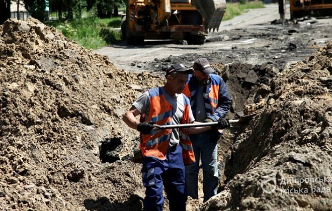 Комплексний підхід: на вулиці Яхненківській ремонтують зливову каналізацію і дорогу 