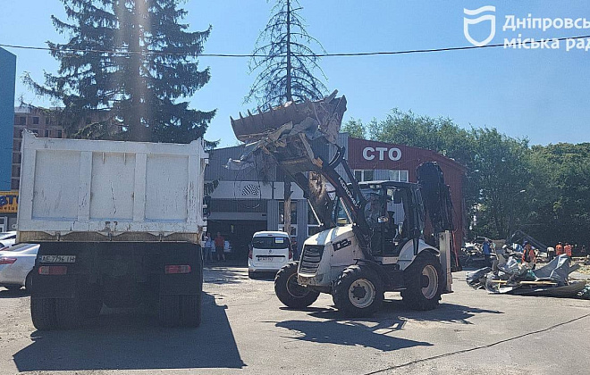 Комунальники Дніпра розпочали прибирати уламки та сміття після вранішнього ракетного обстрілу