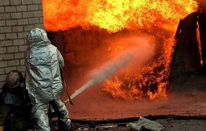 В Киевской области загорелись три гаража с газовыми баллонами внутри (ВИДЕО)