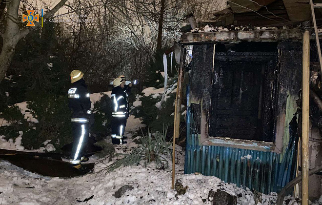 В Харькове спасатели вытащили из огня пенсионерку