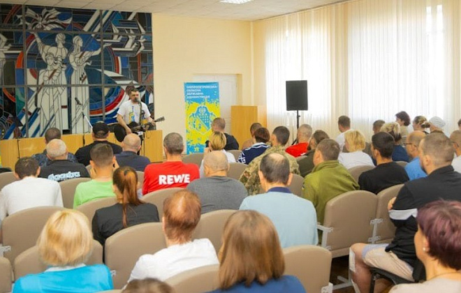 Музиканти влаштували концерти у дніпровських лікарнях для поранених бійців 