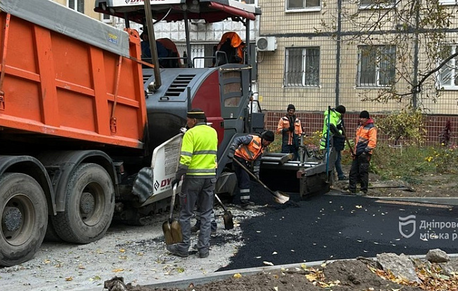 Відновлено дорожнє покриття та зливову каналізацію: у Дніпрі на ж/м Калинівський триває комплексний ремонт внутрішньоквартальних доріг