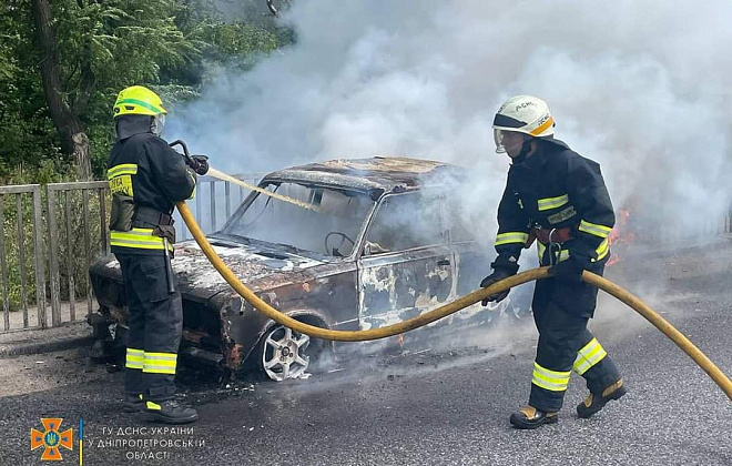Автівка зайнялася просто під час руху: у Дніпрі рятувальники гасили пожежу 