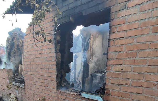Через ворожі атаки на Нікопольщині пошкоджені приватні будинки та заправка