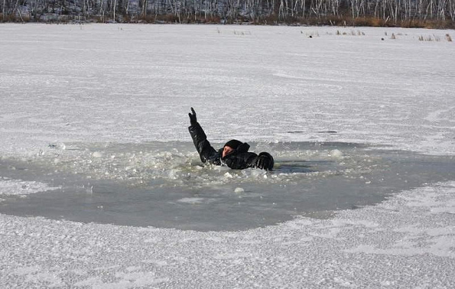 В Житомирской области спасли на водоеме парня, провалившегося под лед (ВИДЕО)