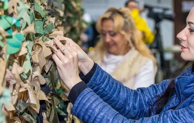 Плетуть сітки, ліплять вареники, шиють балаклави: артисти театрів  Дніпропетровщини долучилися до волонтерства