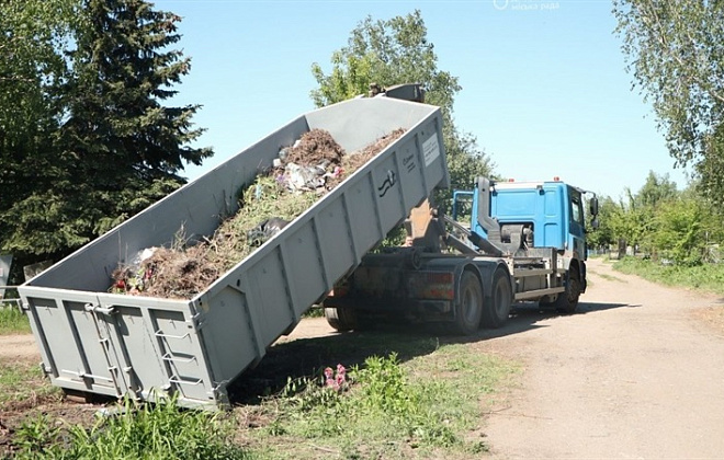 «Завдяки появі контейнерів звалища сміття скоротились на 80%», - директор КП «Міська ритуальна служба» про прибирання цвинтарів у Дніпрі