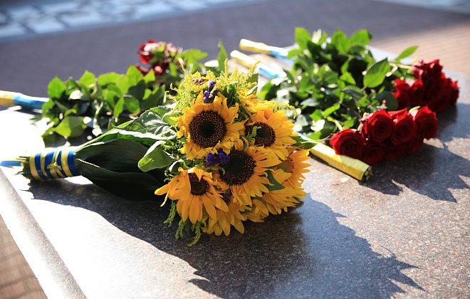 До пам’ятника молодому Тарасу Шевченку у Дніпрі поклали квіти з нагоди 30-ї річниці Незалежності України