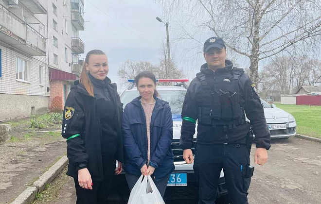 Поліцейські офіцери громад Дніпропетровщини евакуювали з Краматорська жінку зі складним діагнозом та доставили у місто гуманітарну допомогу 