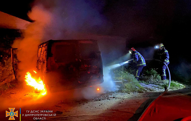 В Каменском на временной стоянке горел автомобиль
