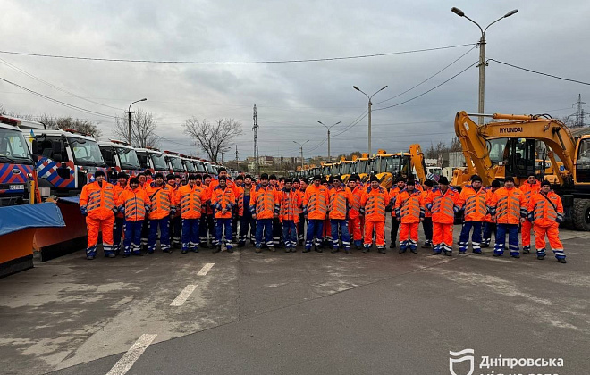 Дніпро зустрічає зиму: 500 комунальників і майже 200 одиниць снігоочисної техніки готові стати до роботи щойно піде сніг