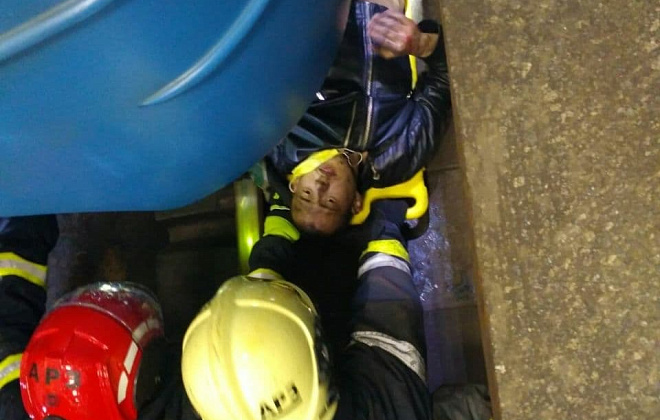 В Киевском метро 20-летний парень попал под поезд: пострадавшему зажало ноги
