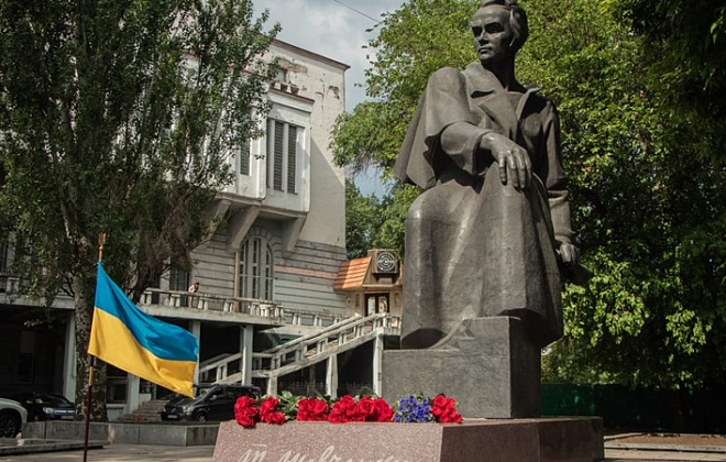 Дань шани Кобзаря: у Дніпрі поклали квіти до пам’ятника молодому Шевченку з нагоди 163-ї річниці перепоховання