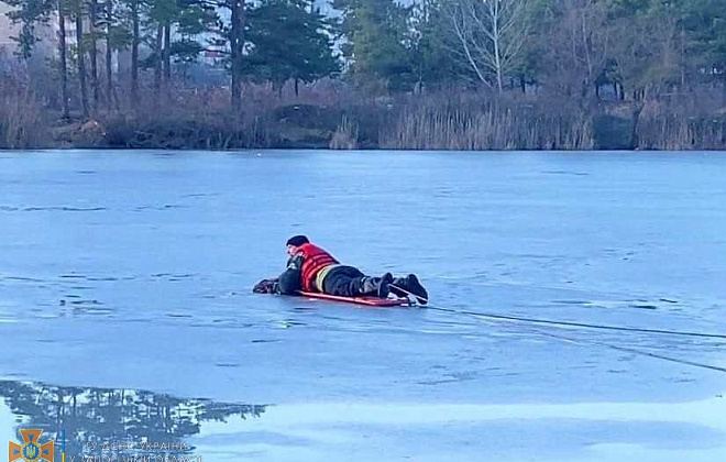 Зимняя рыбалка едва не обернулась трагедией: в Запорожской области под лед провалились четыре человека
