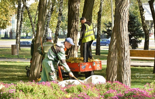 У парках Писаржевського та Зелений Гай готуються до зими: підв’язують хвойні, прочищають ливнівки, консервують системи поливу