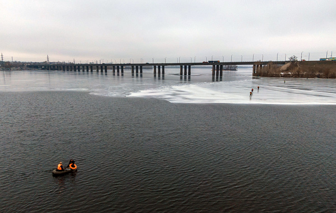 В Днепре шестеро рыбаков дрейфовали на льдине, пока их не спасли сотрудники ГСЧС