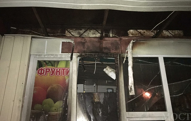 На Днепропетровщине горел продуктовый магазин, огонь перекинулся на рядом стоящие машины