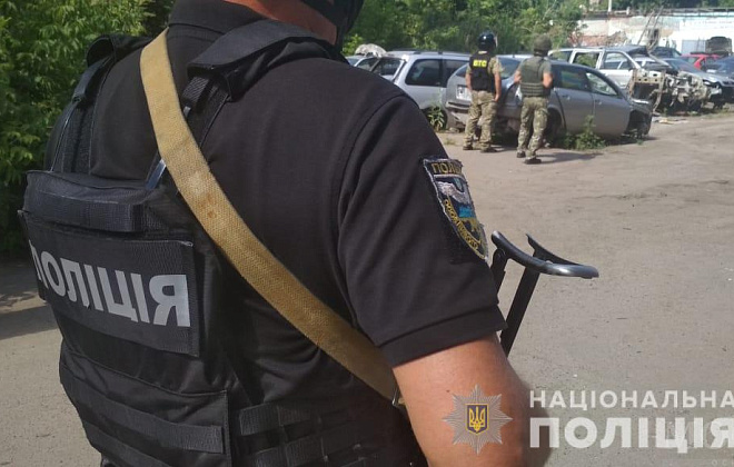 Мужчину с гранатой, взявшего в заложники полтавского полицейского, выпустили из города