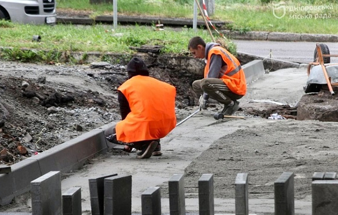 У Дніпрі ремонтують тротуар на вул. Святослава Хороброго: на якій ділянці