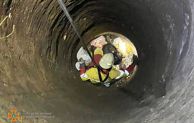 Пастка глибиною у 15 метрів: у Дніпрі рятувальники визволяли чотирилапого (ВІДЕО)