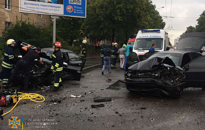 У Дніпрі внаслідок аварії водія затисло в салоні власного автомобіля: знадобилася допомога рятувальників 