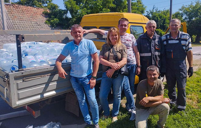 Волонтери Нікопольщини та працівники Дніпропетровськгазу допомогли дітям газовиків водою