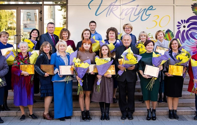 20 освітян отримали педагогічну премію від ДніпроОДА