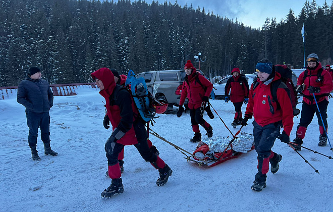 Пятерых туристов накрыло лавиной в горах Закарпатской области: спасатели предупреждают об опасности на склонах Карпат