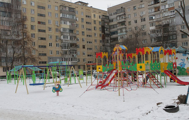 Инициатива Юрия Симонова дала старт трансформации дворового пространства Новомосковска: как выглядит современное место отдыха для детей и взрослых