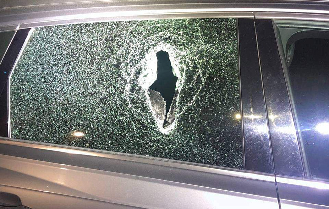 У Дніпрі п’яні чоловіки викинули  з вікна готелю скляну пляшку, розбивши скло автомобіля