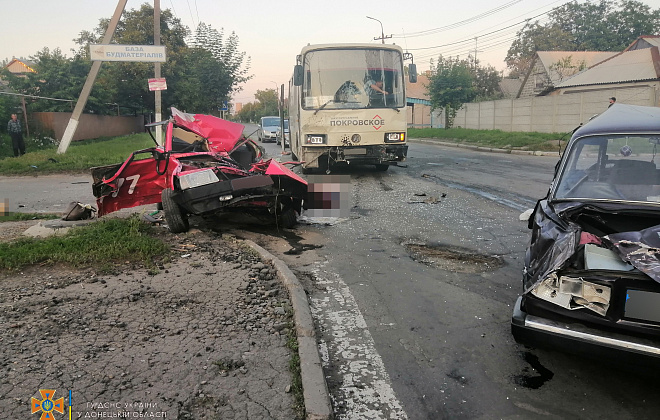 В Покровске из-за столкновения автомобилей три человека пострадали и два погибли