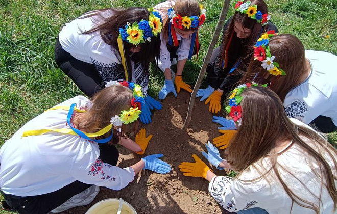 Саджали дерева, кущі та квіти: учні Дніпропетровщини доєдналися до Дня довкілля